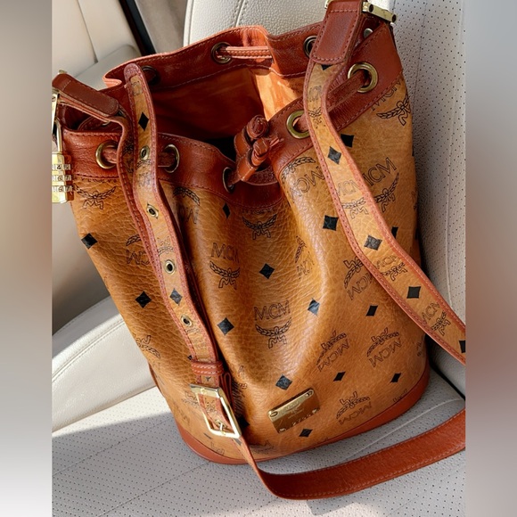 🛍️🛍️💫💫MCM Beautiful Authentic Made in Germany bucket shoulder bag. 🛍️🛍️💫 - Picture 2 of 16